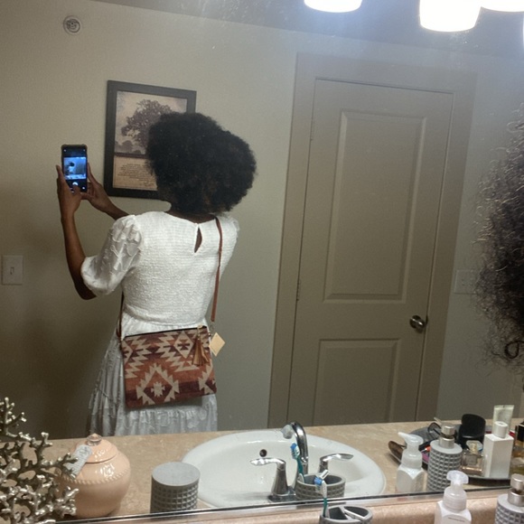 10.5 x 8.5 beautiful aztec patterned cross body/wristlet! - Picture 3 of 7